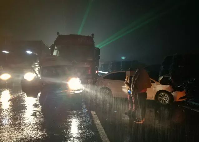 衢州高速发生一起车祸,面包车被挤掉半截车厢