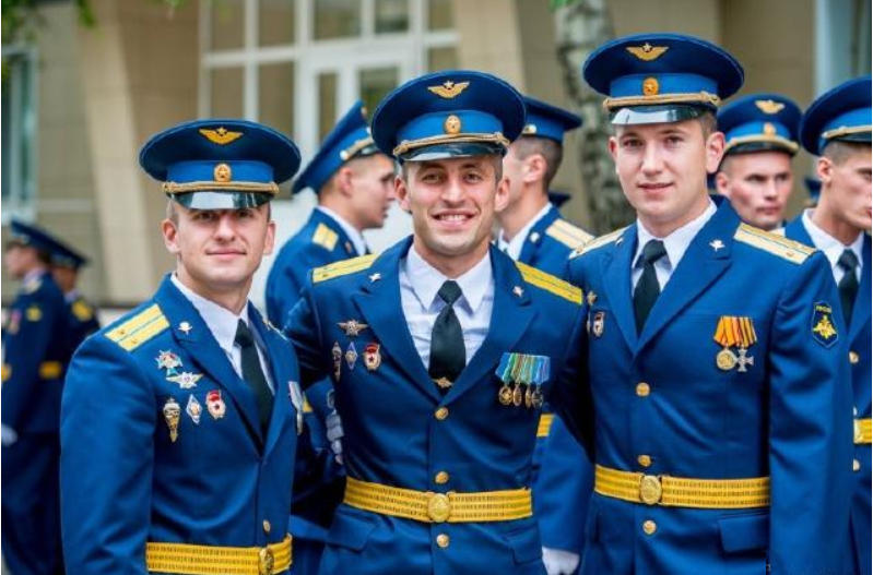 因此,我们会发现,哈萨克斯坦的空军队列礼服,外观非常像俄罗斯空军的