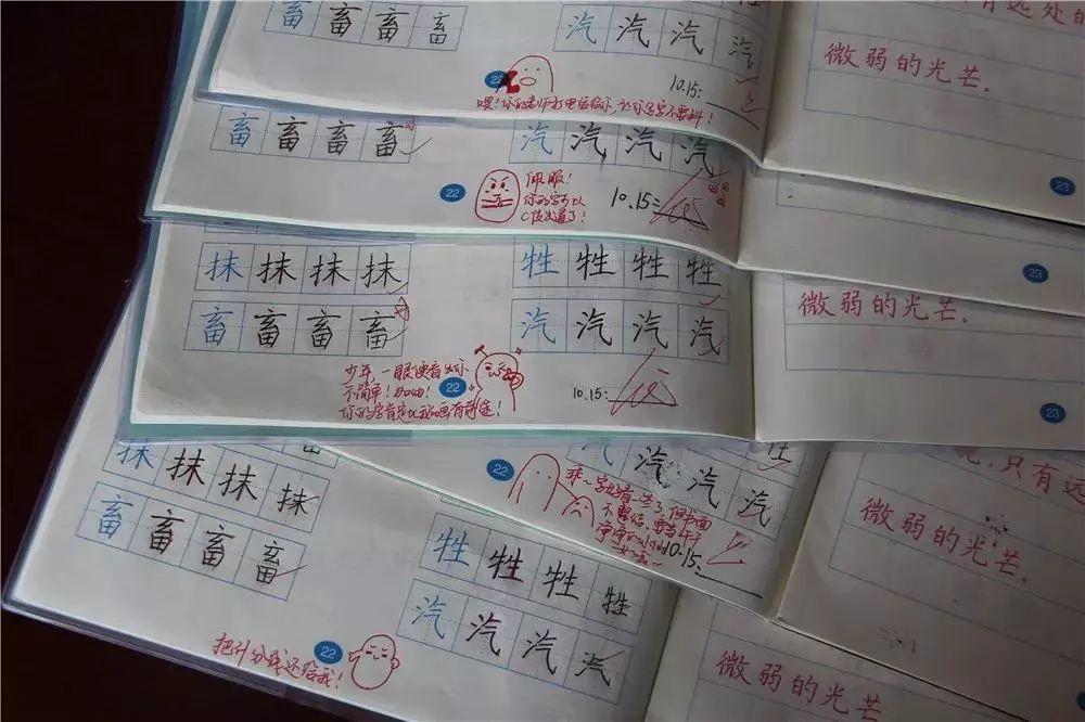 作業本上,老師們極具創意,充滿鼓勵和愛意的個性化作業評語,受到眾