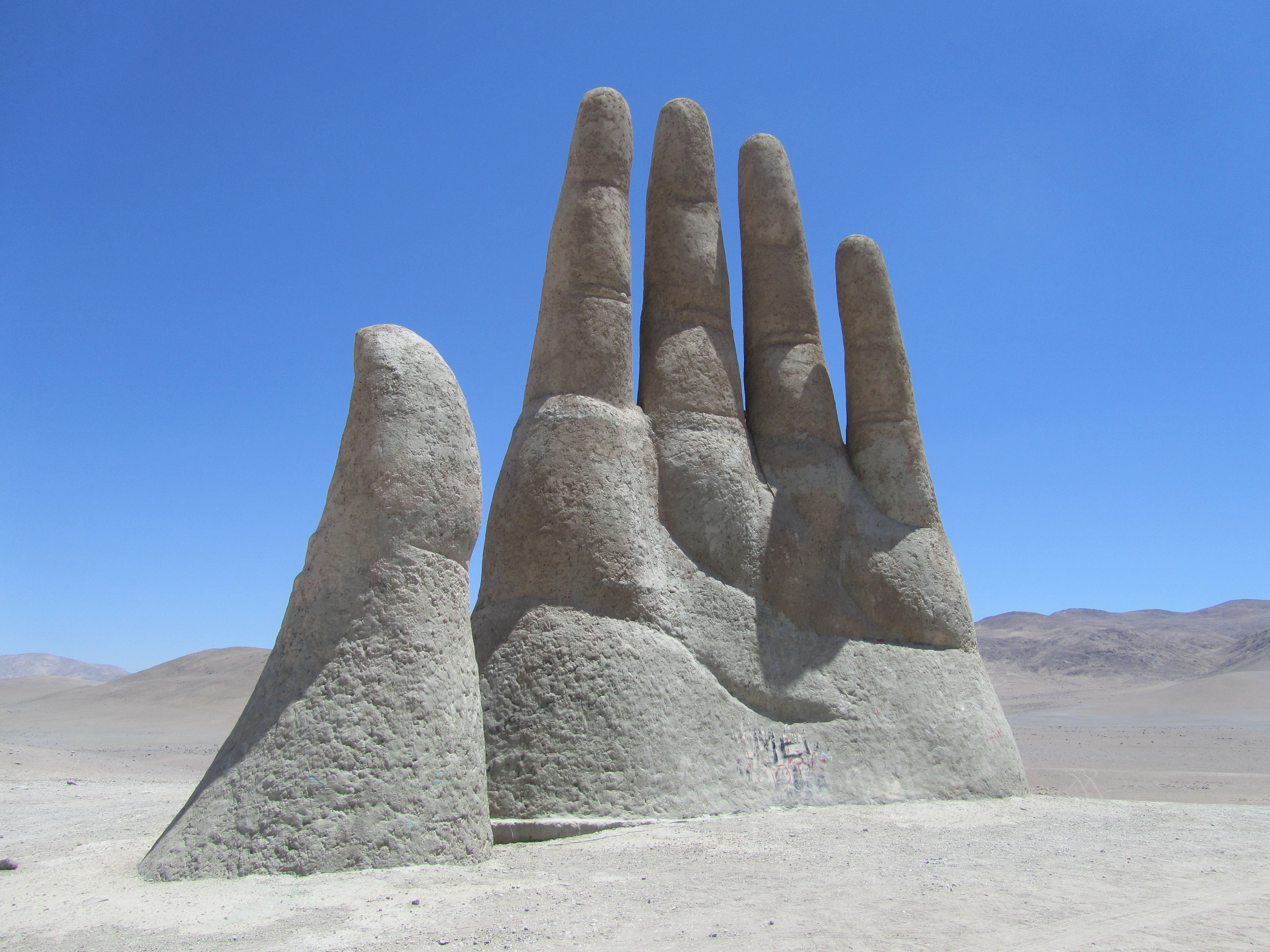 智利沙漠里的如来神掌:不是表现神功,而是表达人类的脆弱