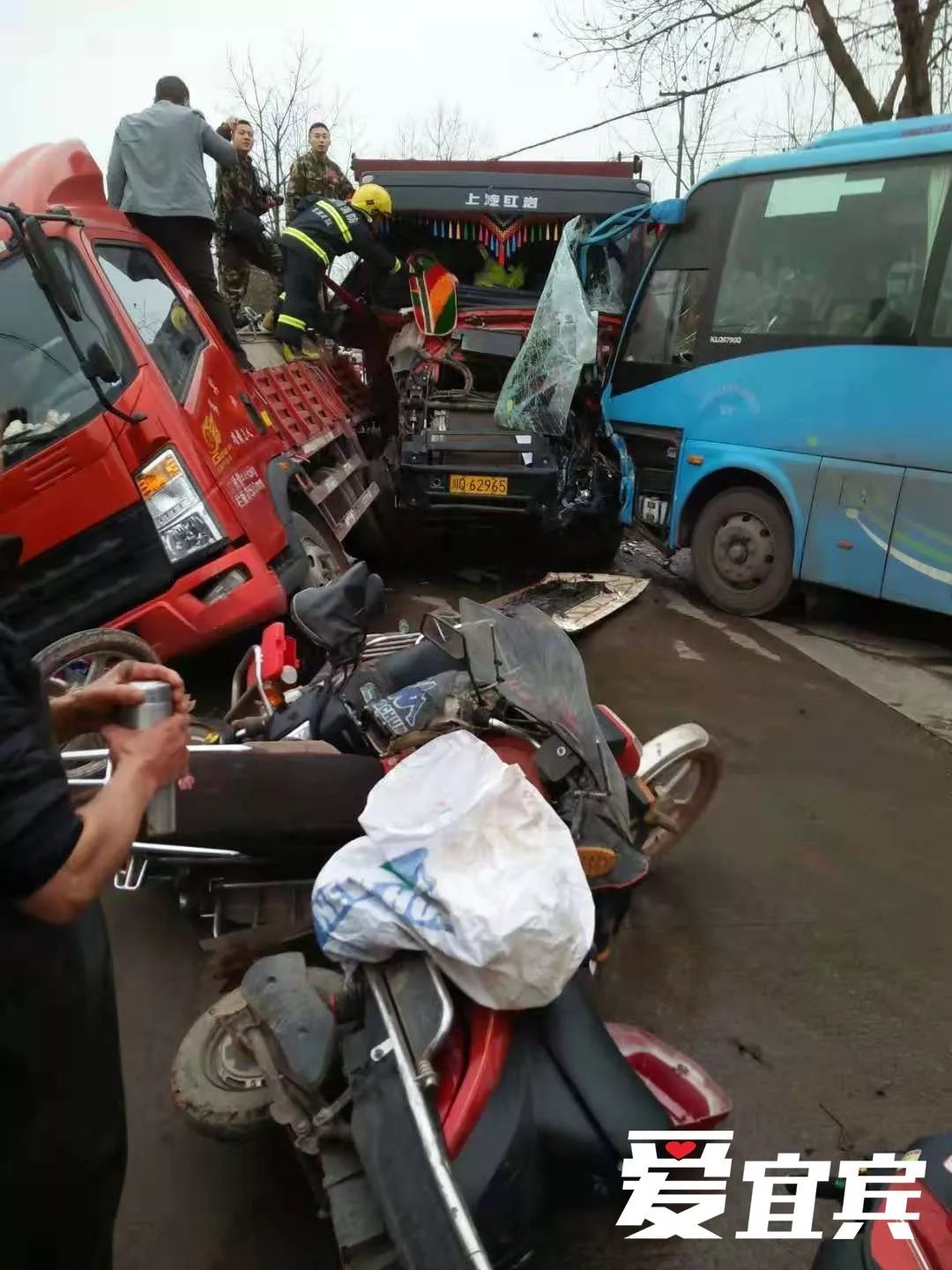 惨不忍睹!宜宾这个地方大货车,客车,摩托车撞成一堆了!