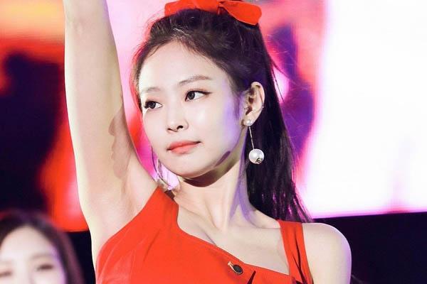 女團blackpink成員因跳舞划水被指責,人氣高就可以不盡心嗎_jennie