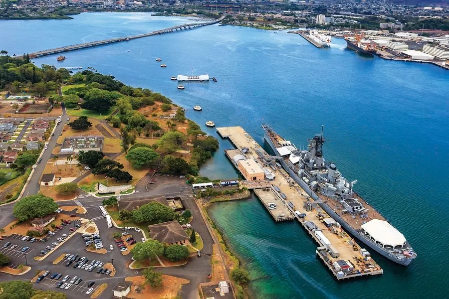 1941年12月7日,日本联合舰队突袭美国珍珠港海军基地,夏威夷港湾长久