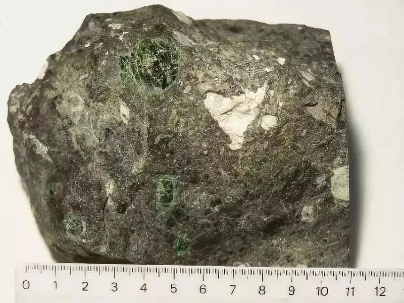 从地质学的角度来看,钻石主要产生于金伯利岩和钾镁煌斑岩中