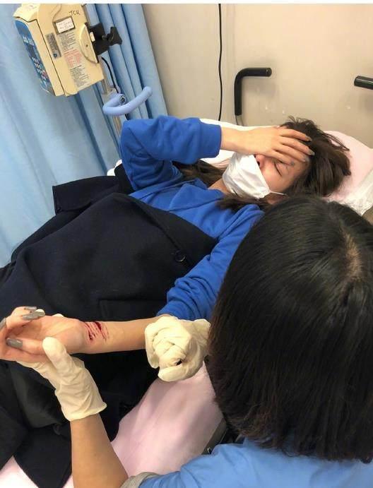 看出,naomi躺在手术台上,手腕有深深的血印,医生正在为她包扎做手术
