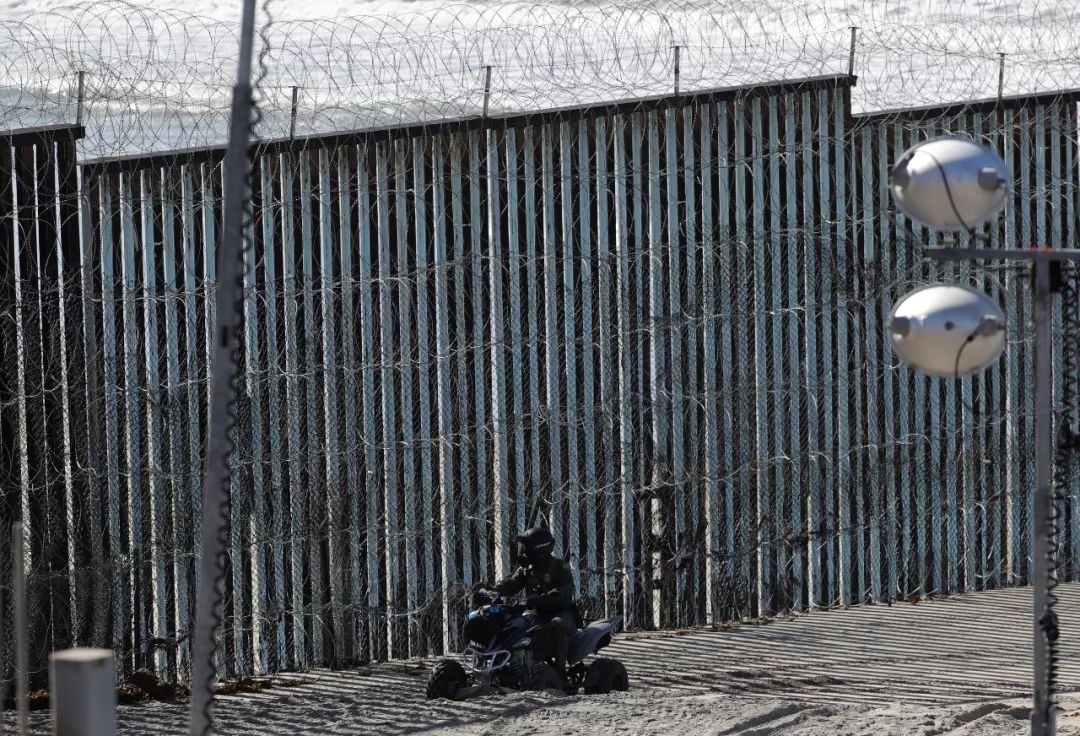 12月3日,美国边境巡逻人员在圣迭戈靠近墨西哥蒂华纳的边境墙旁巡逻