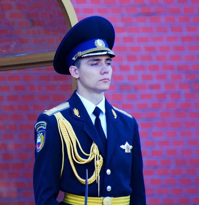 这是俄罗斯红场无名烈士墓前站岗的士兵,他们的大檐帽同样很大,让我