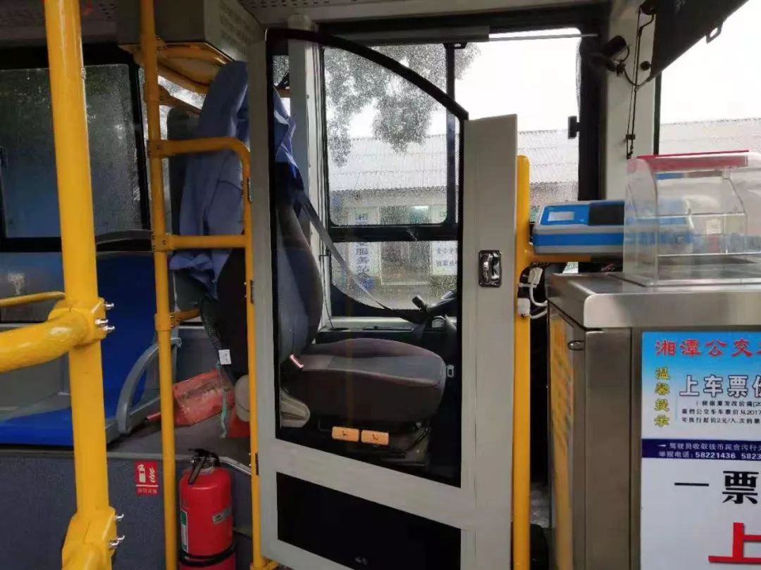 湘潭公交车已经开始安装隔离设备了