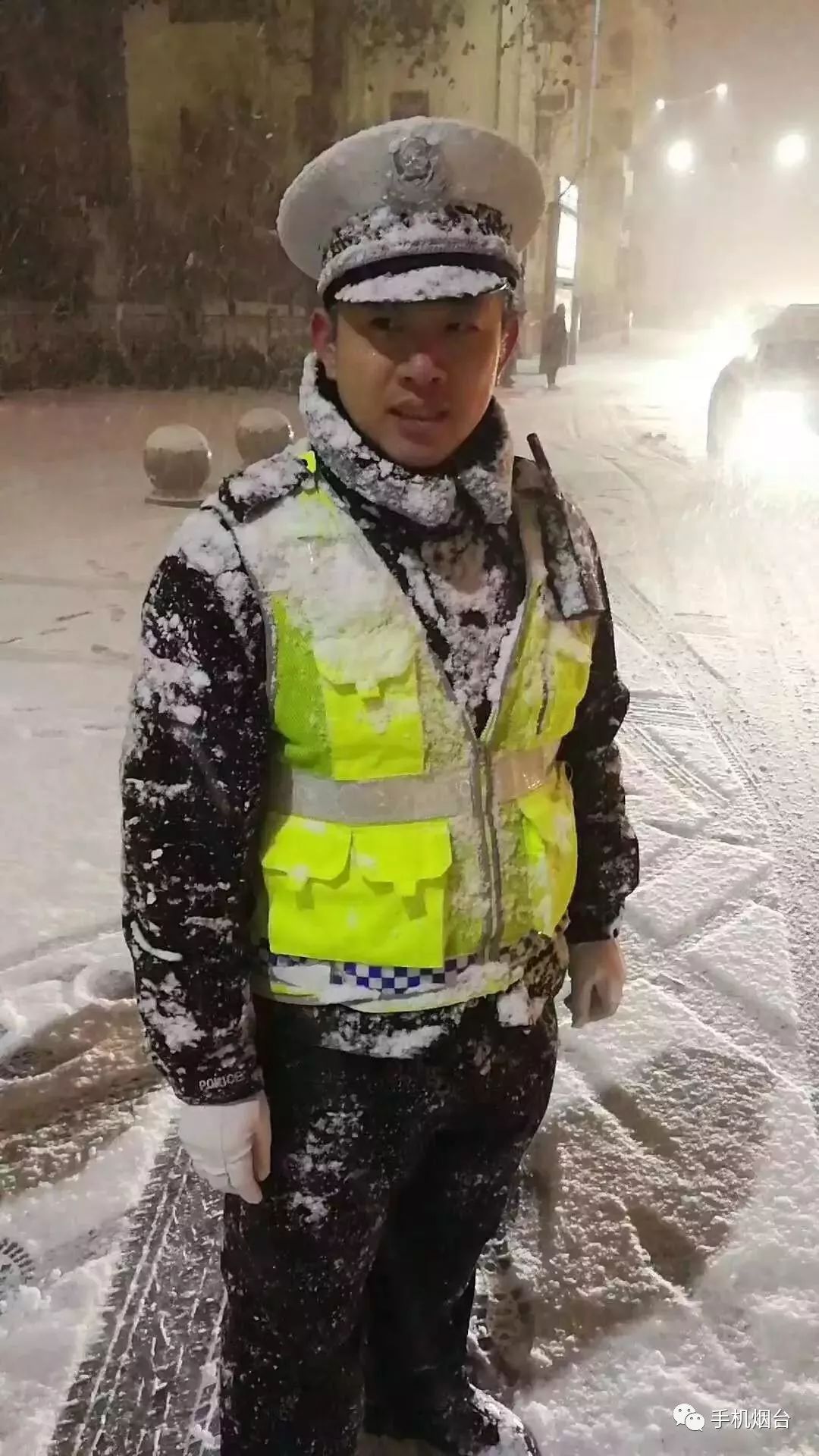 在零下8℃的街头他们不是不怕冷他们怕的是不及时清扫积雪会给港城的