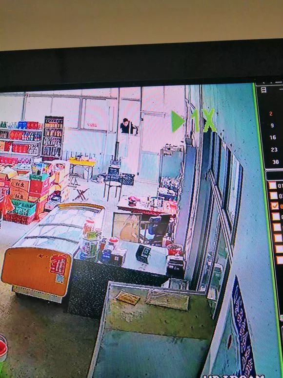 平邑大白天的一男子翻进了超市,监控拍下全画面!