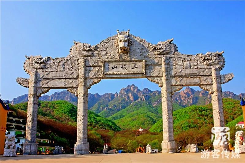 靈峰禪寺位於丹東五龍山風景區內,寺院香火鼎盛,雄偉莊嚴是東北最大的