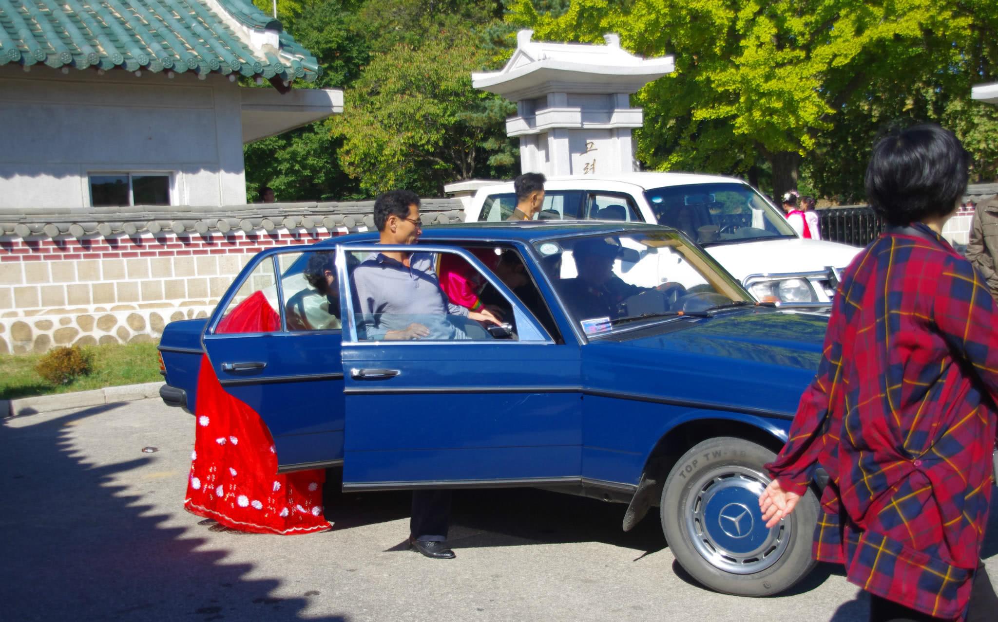 实拍朝鲜百姓搭车:有的乘坐小轿车,有的乘坐木炭车!_搜狐汽车_搜狐网