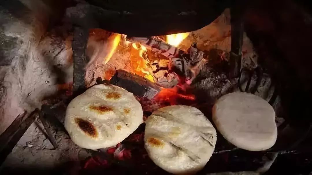 土家人在冬天打餈粑吃餈粑鄉愁的味道更濃了