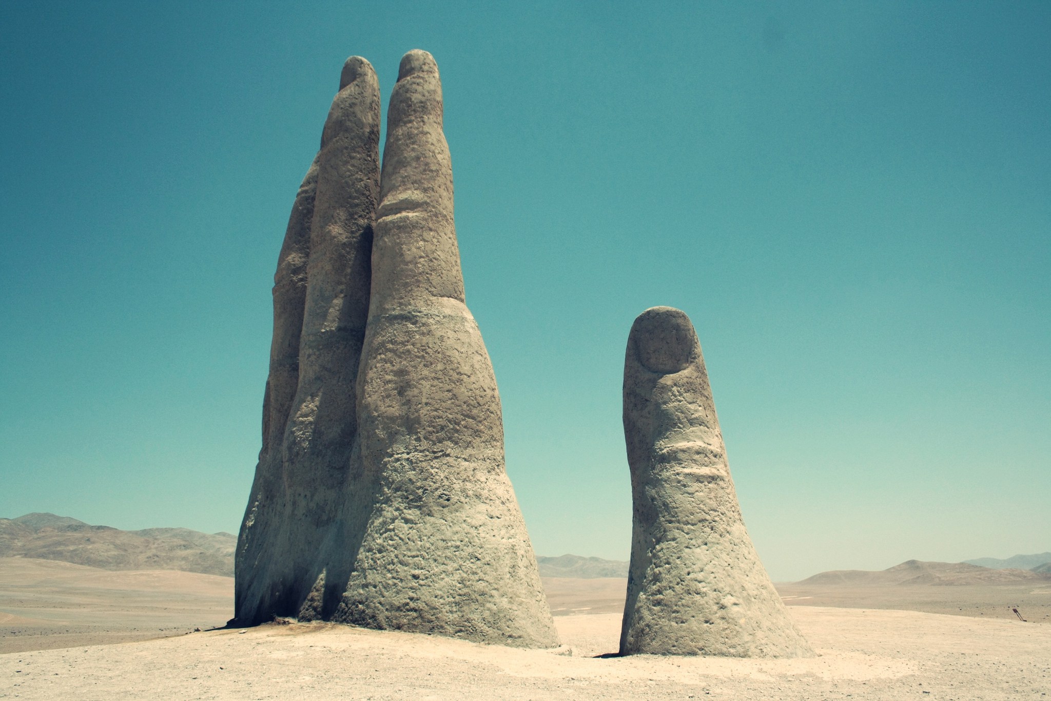 智利沙漠里的如来神掌:不是表现神功,而是表达人类的脆弱