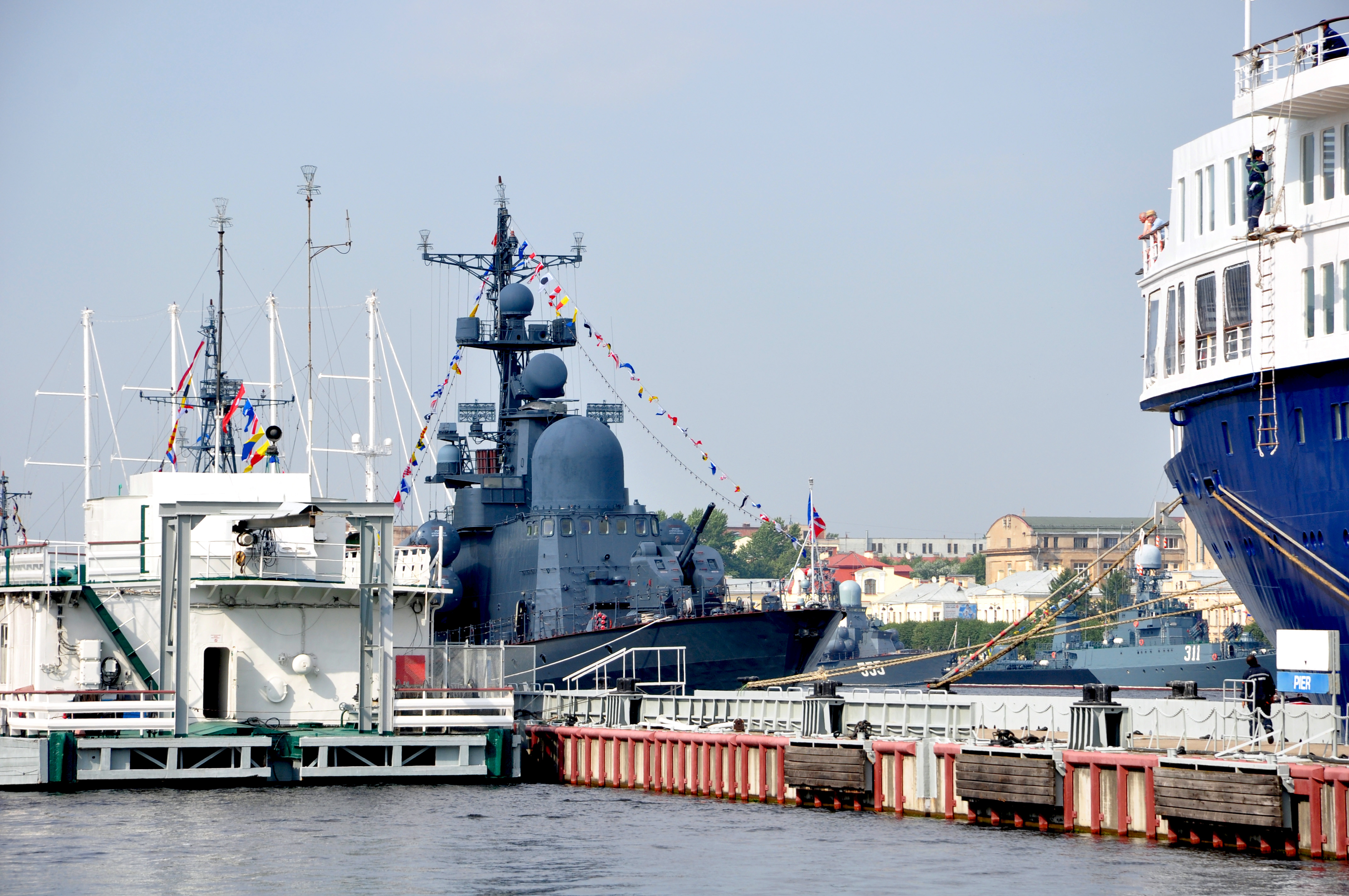 涅瓦河上的俄罗斯海军博物馆潜水艇