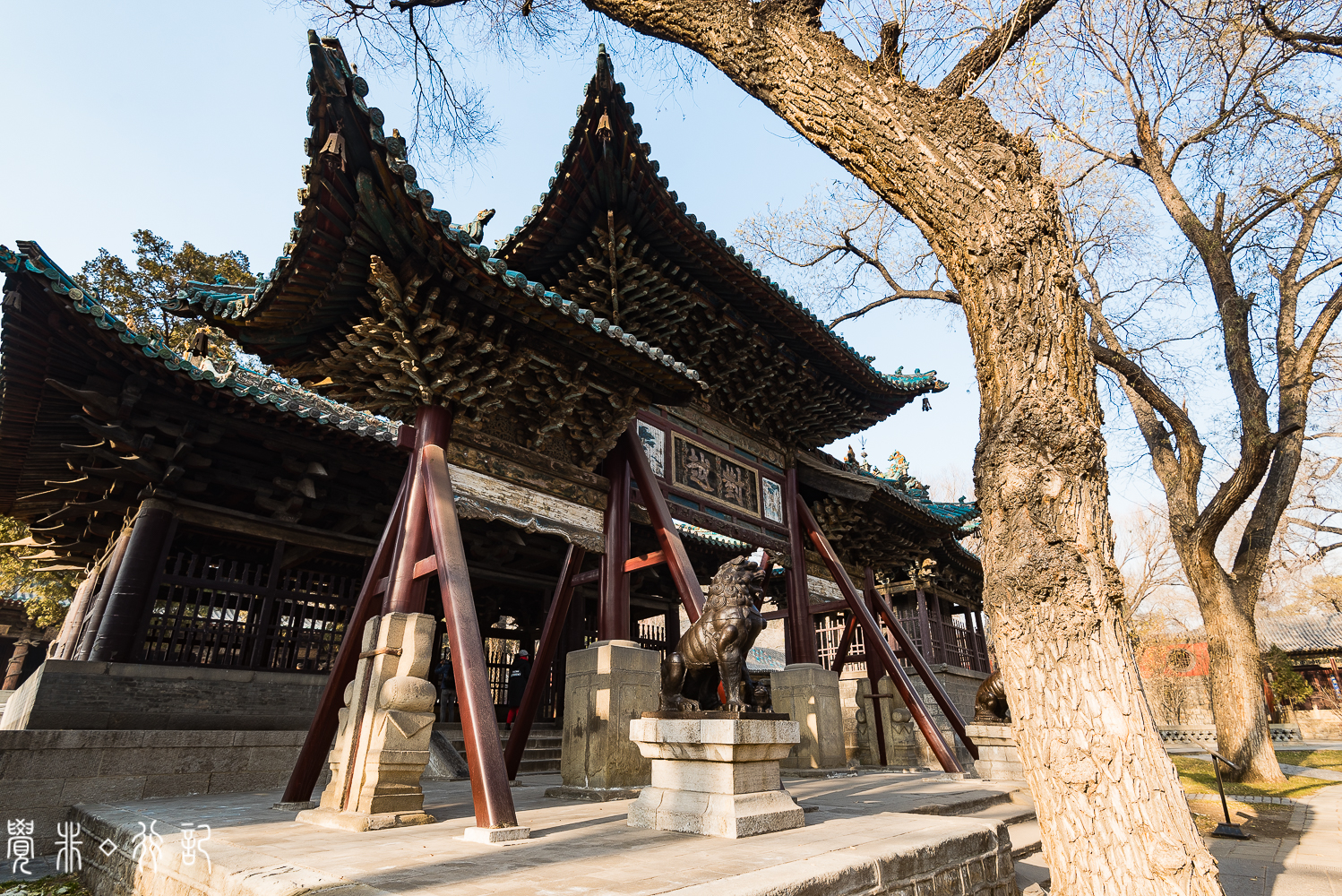 散文大家梁衡老師在《晉祠》一文中,詳述了晉祠的山水之美,建築之美.