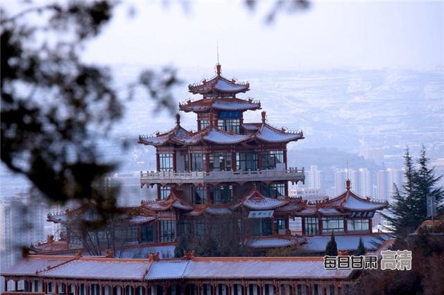 站在白塔山上远眺兰州碑林,宛若仙境.