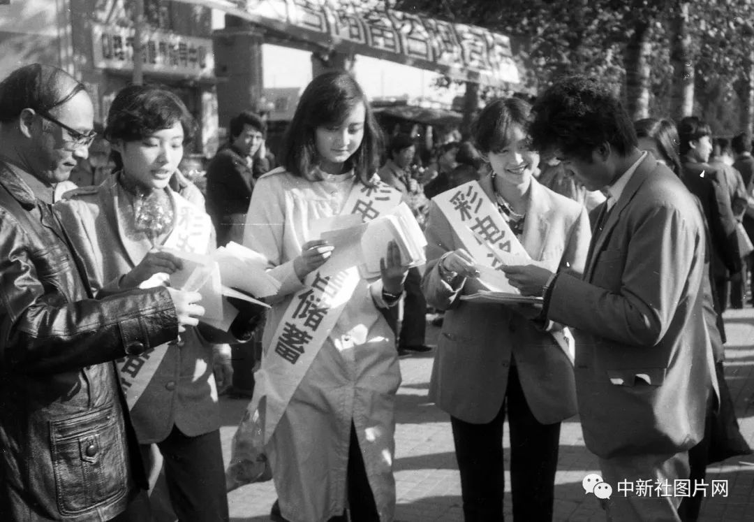 1987年,中国私营企业的标志性人物关广梅(右一)鲁冠球(右二)作为中共