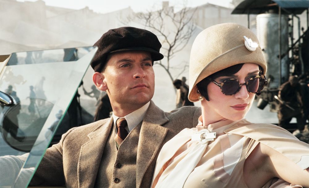 在反映20年代生活的電影《the great gatsby》裡,當時女性領間和鐘形