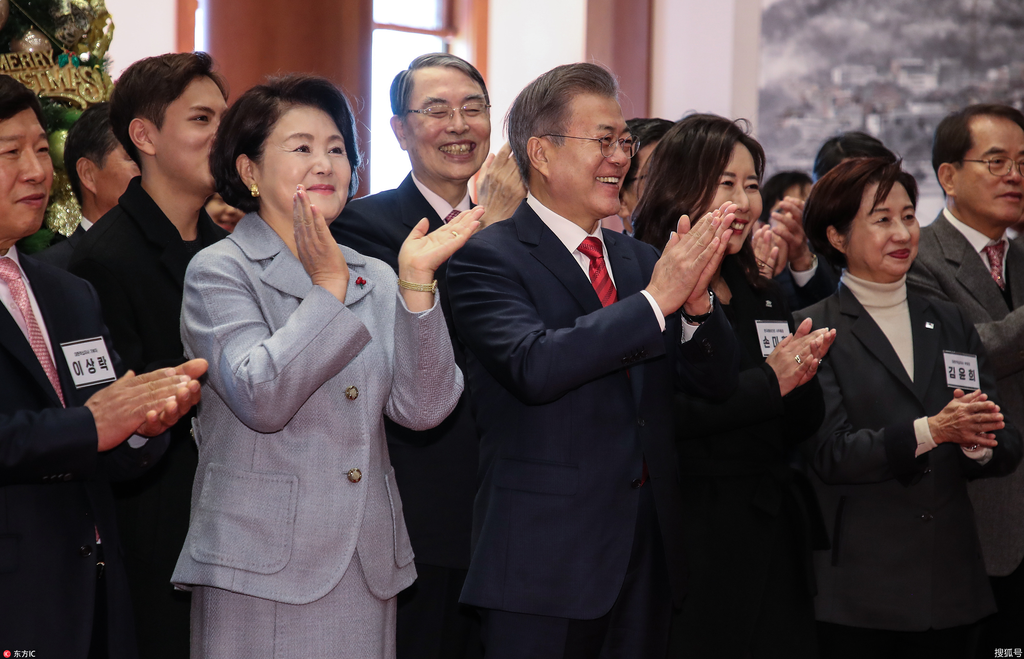 接地氣!文在寅夫婦出席聖誕活動 與兒童比心合影