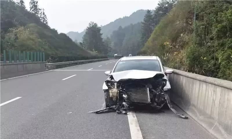 突發!遵義高速離奇車禍,司機右腳卡在剎車油門中間