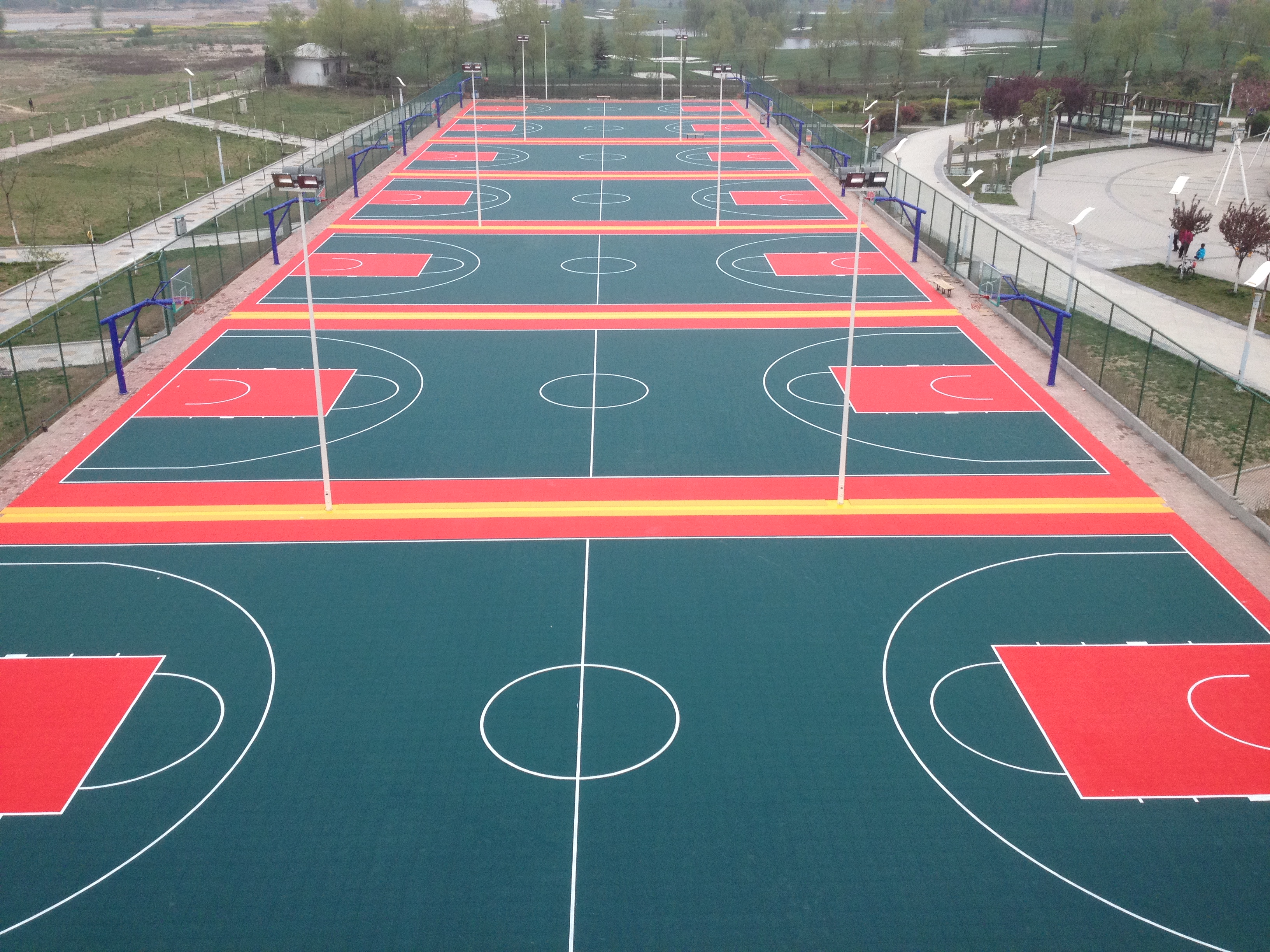 篮球场地面用软连接悬浮式拼装地板的原因