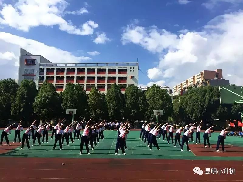 昆明市第十二中学创办于1940年3月,是云南省一级二等完全中学,全国