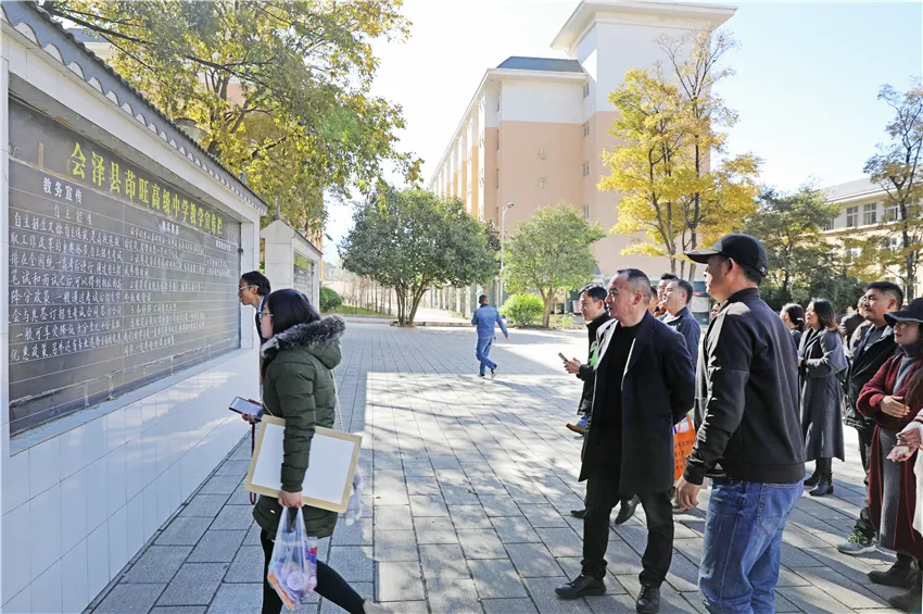 藝術名校結合 鄉村學校藝術培訓班到會澤茚旺高中參觀寫生