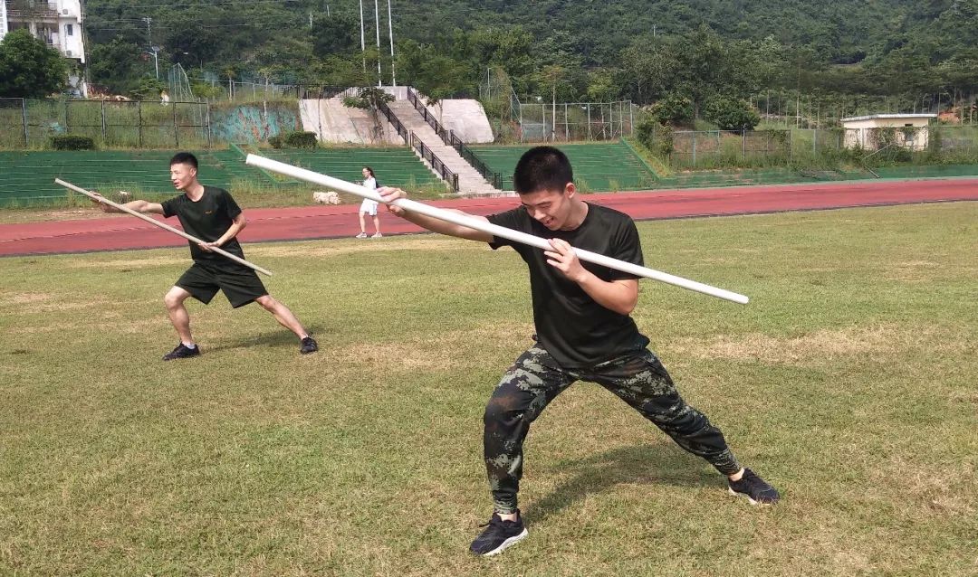 作为一项全新的项目,有劈棍,盖棍,抡棍,戳棍等基本动作,招式简单易学