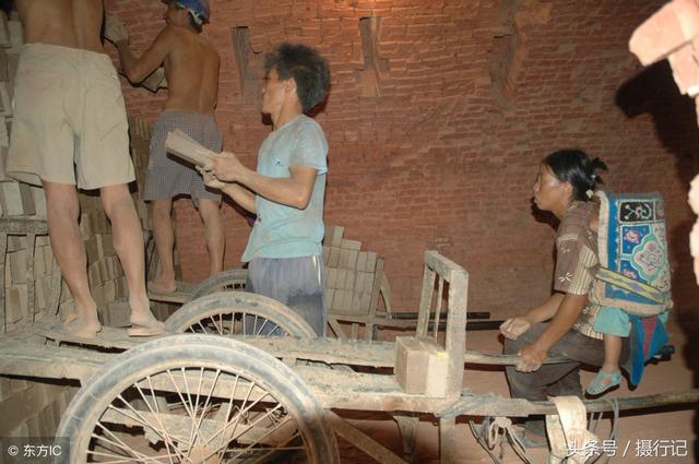 10年前烧实心砖厂夫妻砖窑工驮着女儿干活的场景,您还记得吗