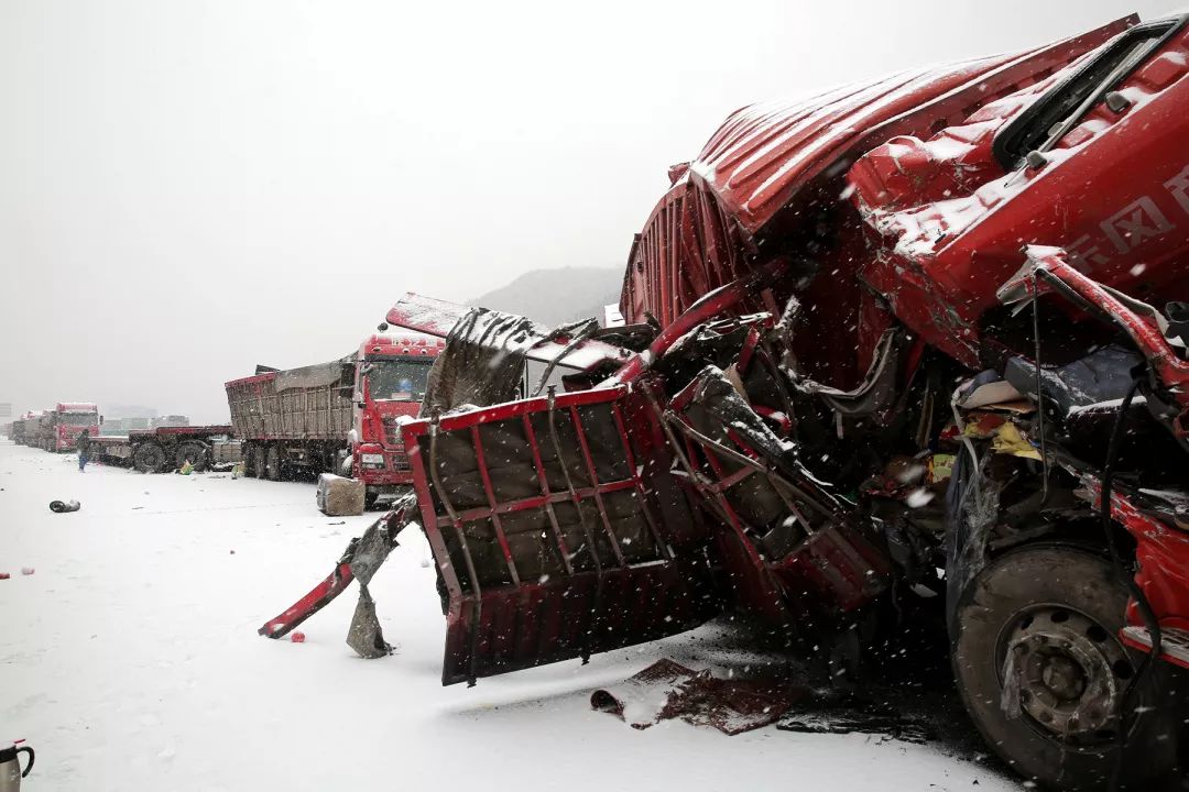 大雪 结冰 连撞 泄露 人员被困 商洛消防高速上演生死救援