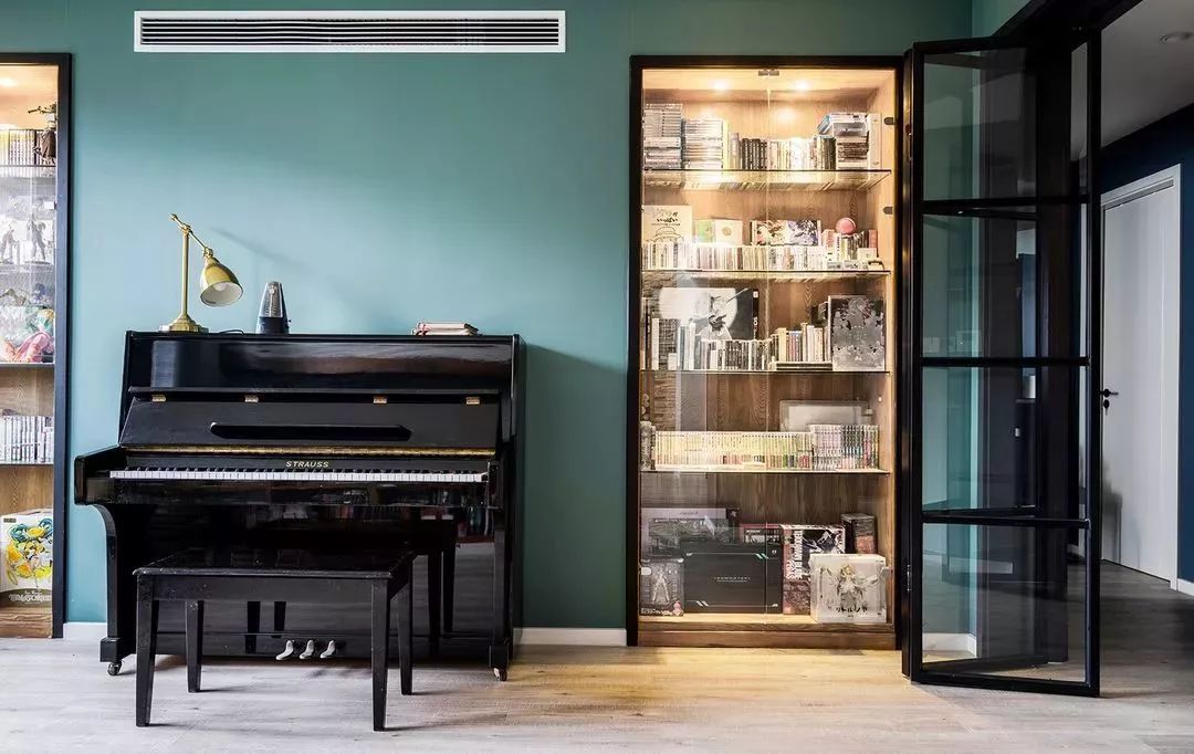钢琴两边做了嵌入式的玻璃门展示柜,用黑色木框加边,颇显高级.