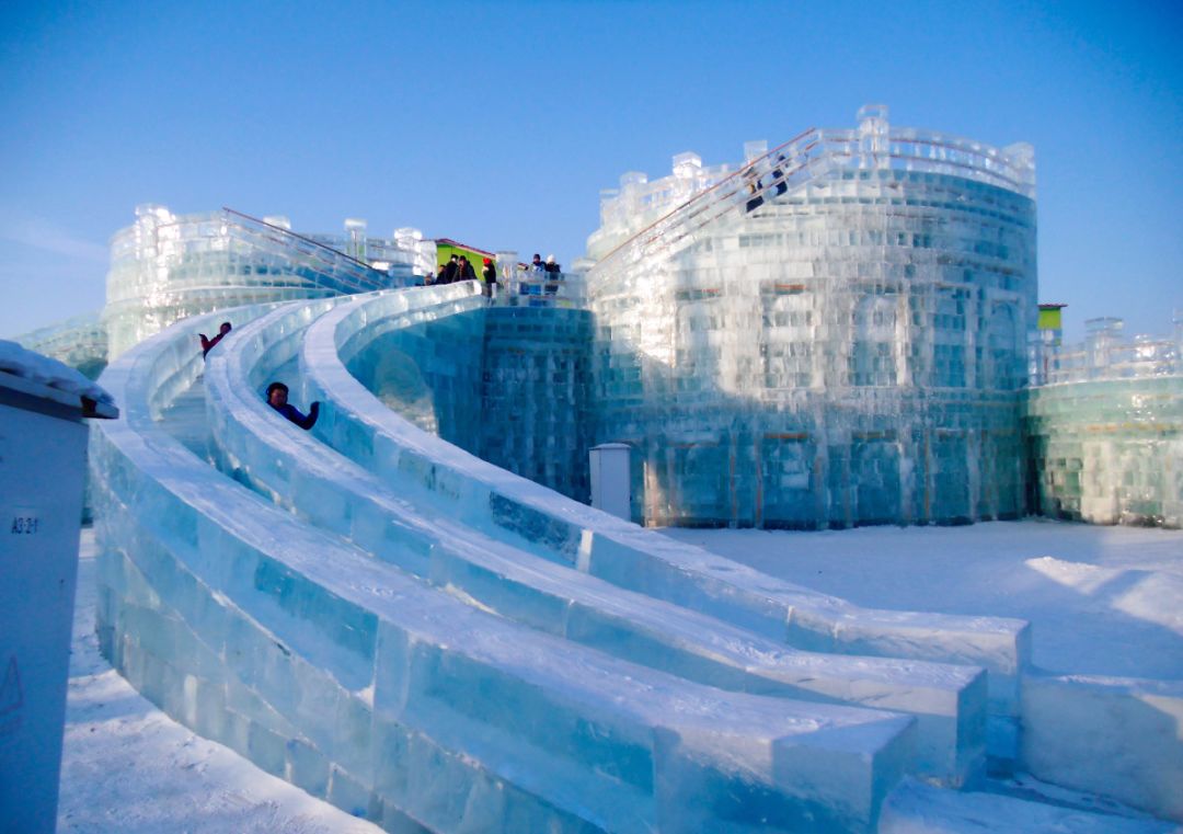 长春冰雪大世界滑梯图片