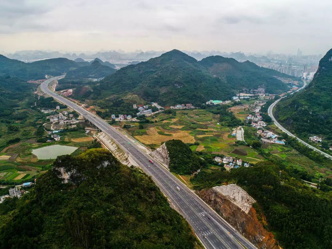 广西八车道高速图片