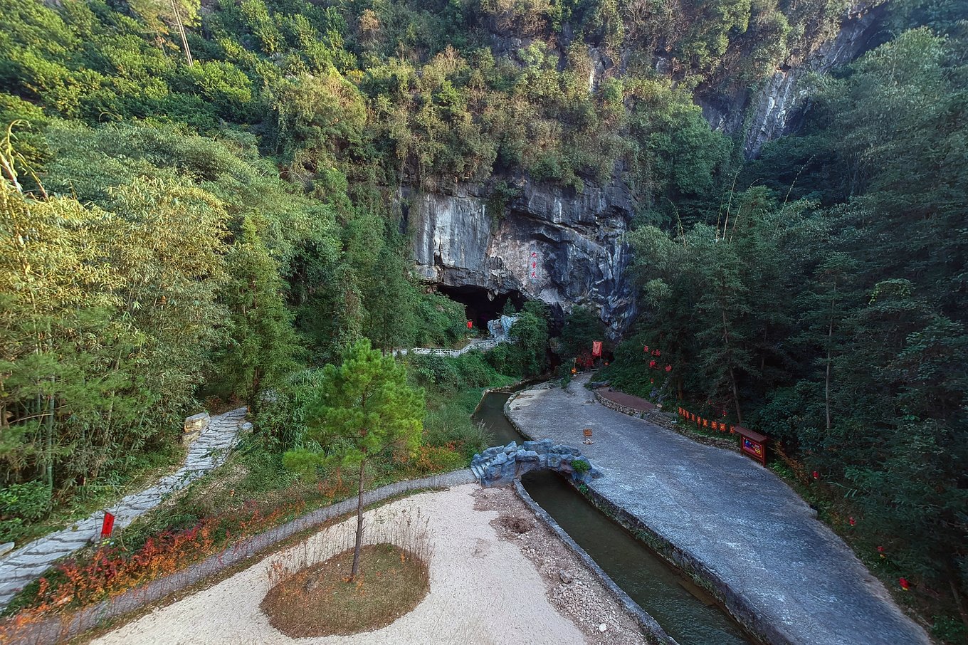 夜晚,在森林中獨立的溫泉池享受一次源自地下680米的溫礦泉,再伴著蟲