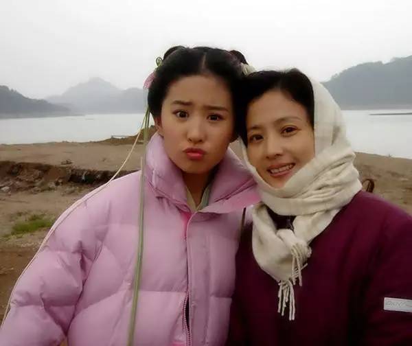 劉亦菲59歲媽媽近照曝光，竟然撞臉奶茶妹妹，被讚美過女兒劉亦菲 娛樂 第5張
