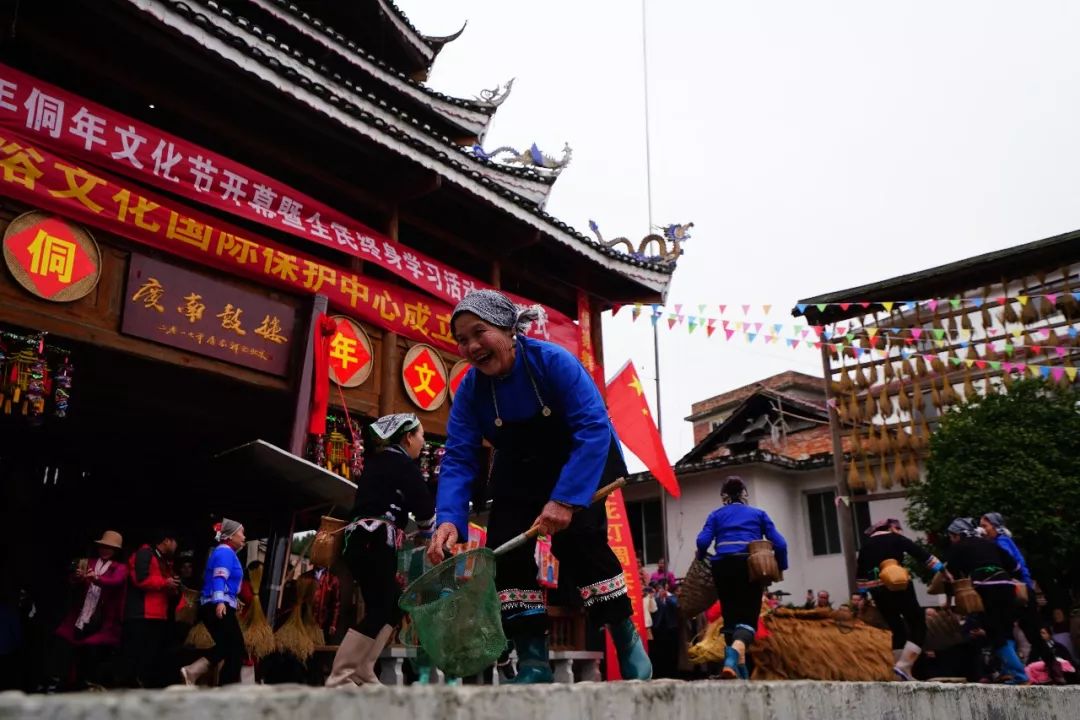 12月7日,龙胜各族自治县平等镇广南村侗族同胞身着民族盛装,开展民俗