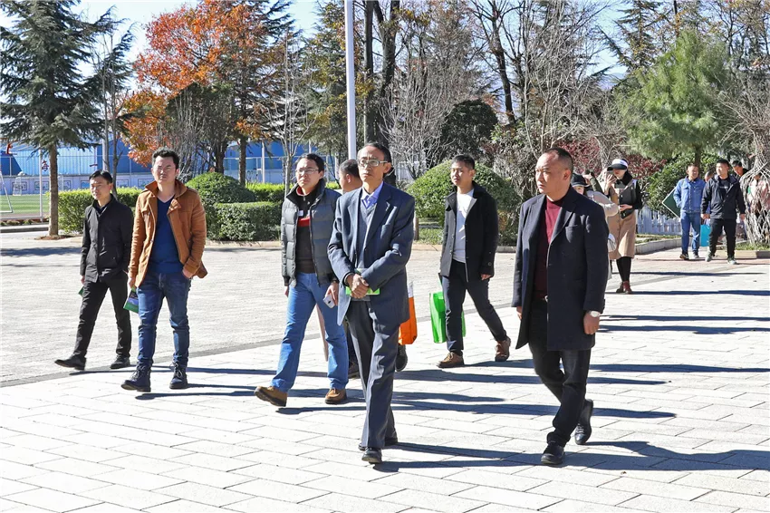 藝術名校結合 鄉村學校藝術培訓班到會澤茚旺高中參觀寫生