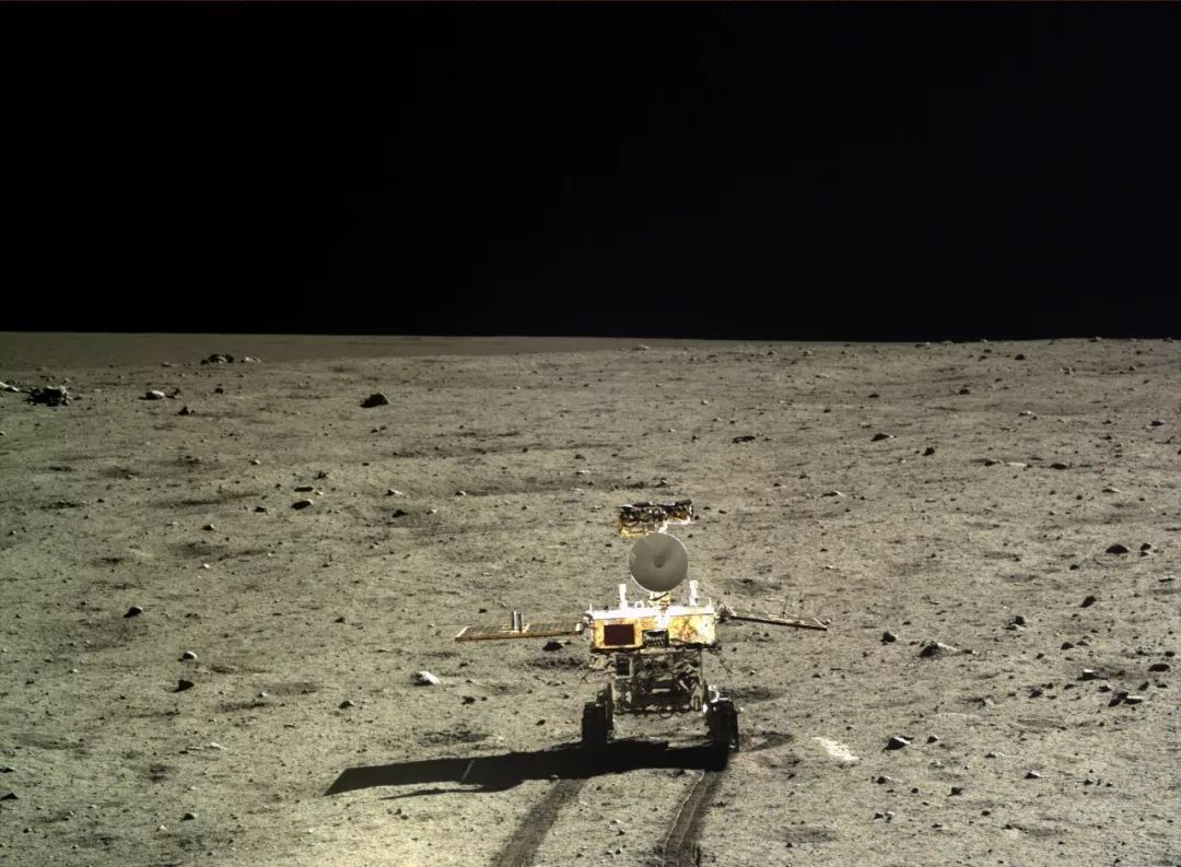 嫦娥三号着陆器拍摄的玉兔号月球车