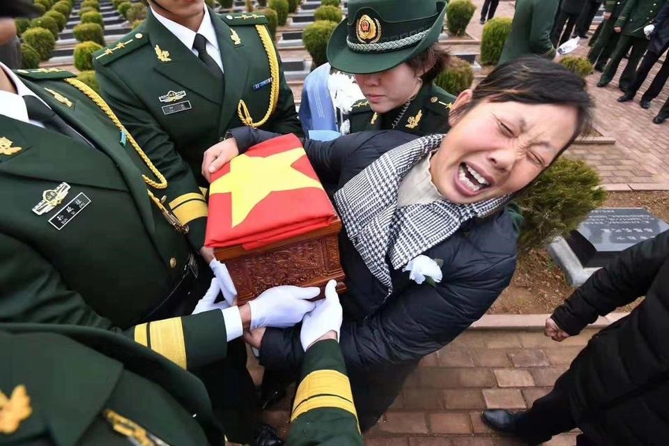 烈士王成龙葬礼母亲抱着儿子骨灰盒嚎啕大哭怎么也不肯松手