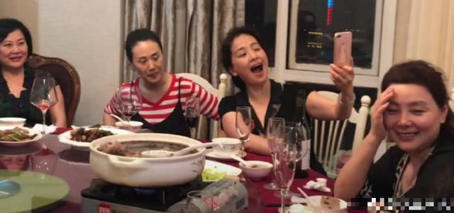 劉亦菲59歲媽媽近照曝光，竟然撞臉奶茶妹妹，被讚美過女兒劉亦菲 娛樂 第4張
