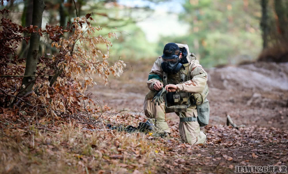 這是一名美軍士兵佩戴防毒面具時的連續照片,可以看到他先戴好防毒