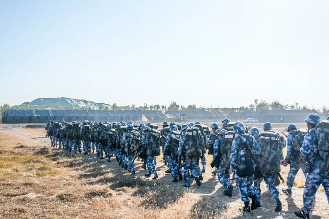 青岛新兵训练基地两个图片