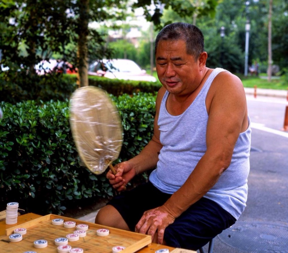 七旬老人公園下棋走紅,