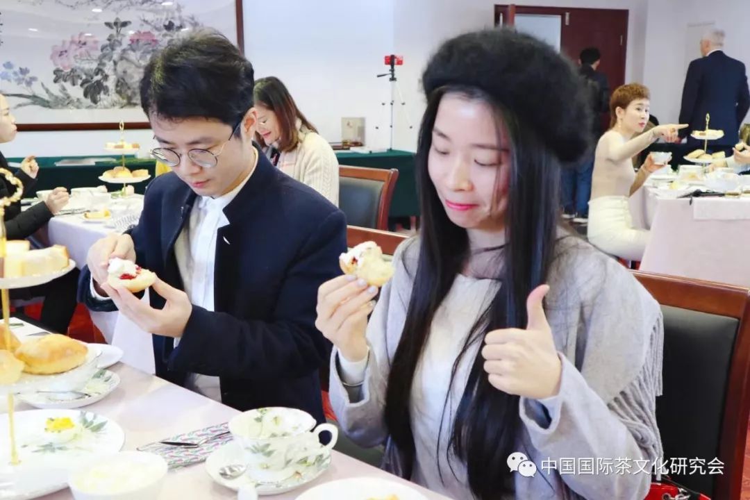 会学术与宣传部部长助理董俐妤,培训与普及部高级茶艺师刘蒙裕的支持