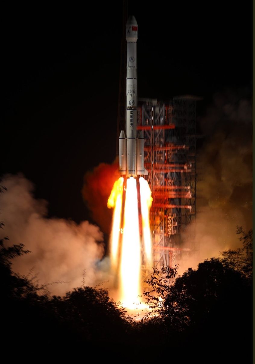 一枚56米高的长征三号乙增强型火箭一飞冲天,箭星分离之后,嫦娥四号
