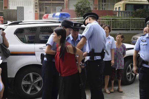 女法警抓捕图片