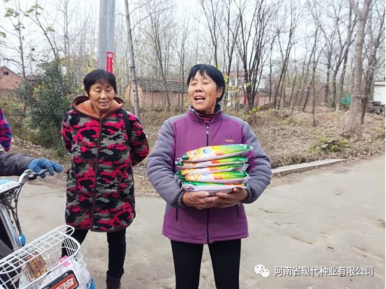 為了回饋廣大農戶對現代mc703的支持和熱愛,12月8日,在鄲城縣東風鄉