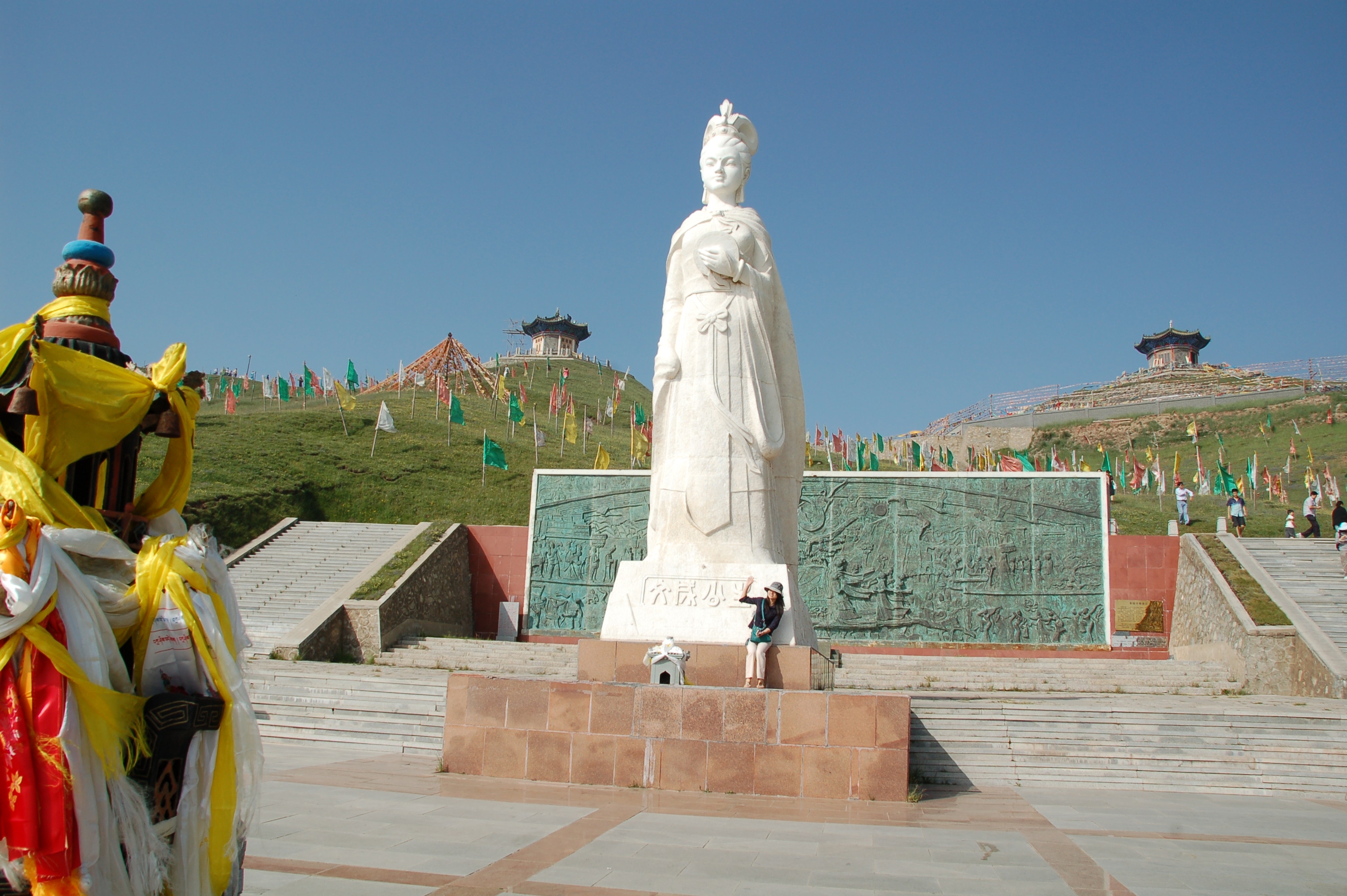 草鞋山遗址公园女铜像图片