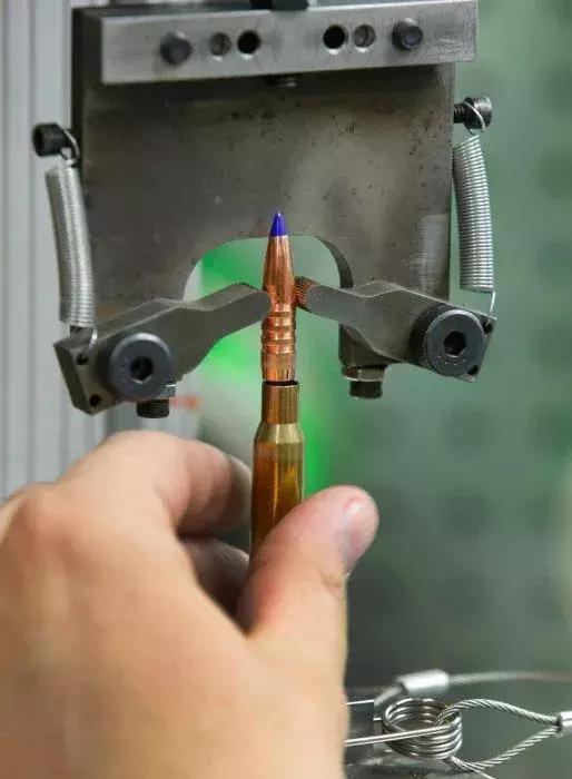弹壳是枪弹上最重要的零件,它用于盛装发射药,并且把弹头和底火连接在